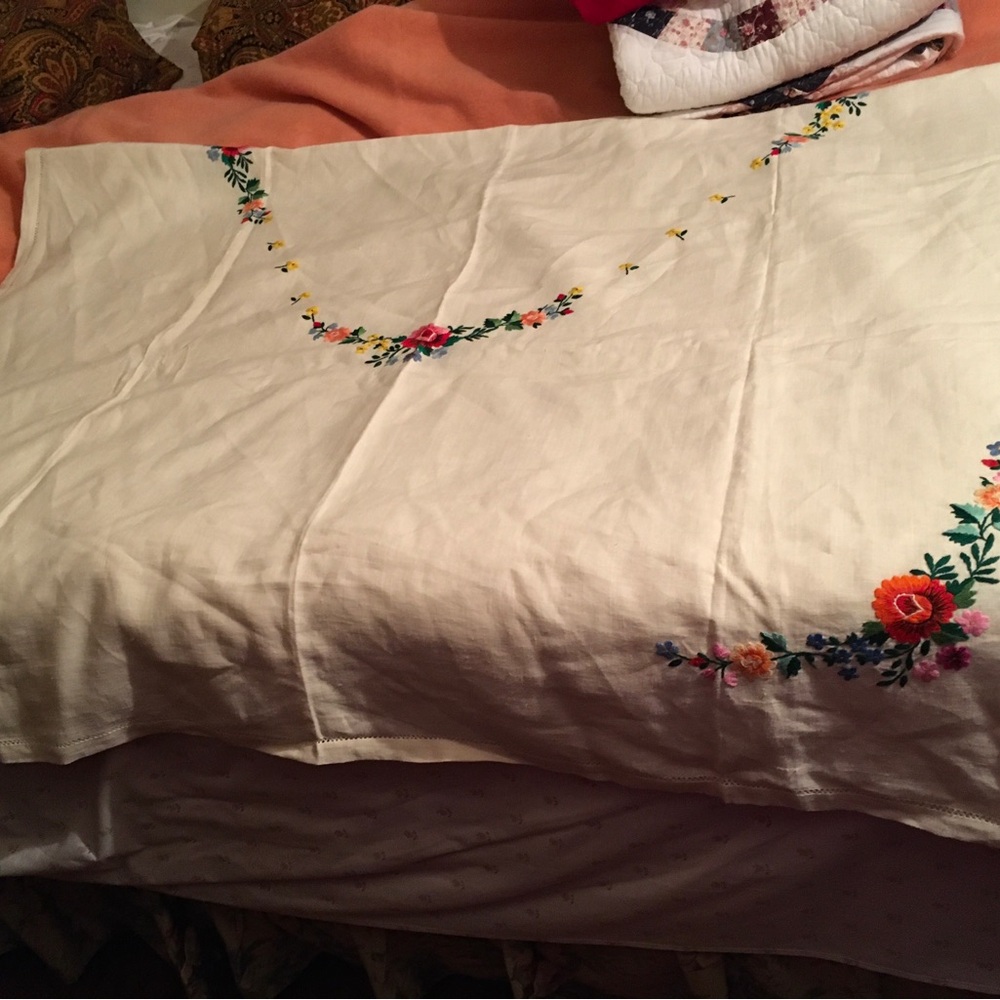Hand embroidered linen tablecloth, like new, (55”x82”)